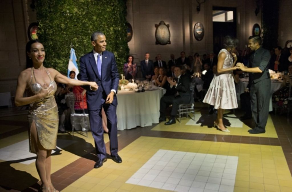 Stillgestanden. Zum Ende eines jeden Tanzes gehört eine Pose. Die hatte Obama in der Aufregung wohl schlicht vergessen.
