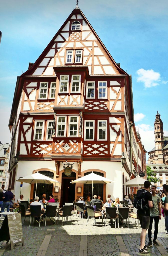 Mainz statt Heidelberg: Der 1000 Jahre alte tiefrote Kaiserdom, das Gutenberg-Museum für den Erfinder des Buchdrucks, die wunderbaren Chagall-Fenster mit den überirdischen Blautönen in der Stephanskirche: All das sind Top-Sehenswürdigkeiten der rheinland-pfälzischen Hauptstadt, die man sich nicht entgehen lassen sollte. Aber was Mainz wirklich ausmacht, sind die Mainzer. Die machen sich’s überall schön gemütlich, und vor allem feiern sie bei allen Gelegenheiten. . .