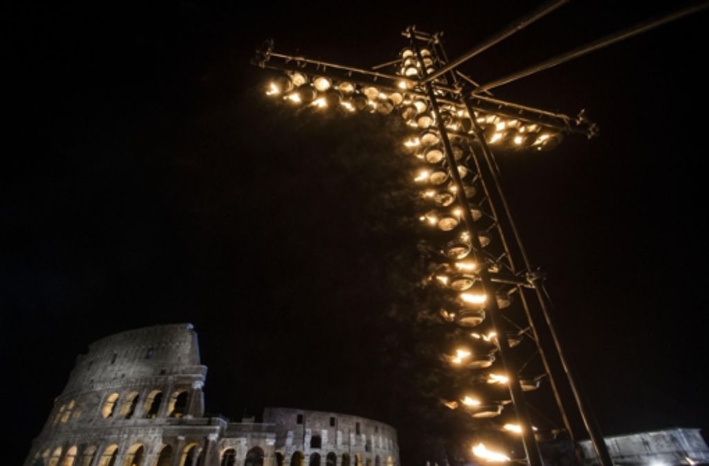 Das mit Kerzen erleuchtetet Kreuz nahe des Kolosseums in Rom.