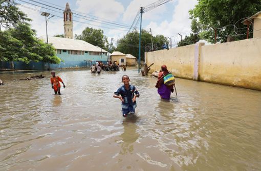 Wetterextreme aufgrund des Klimawandels: überflutete Straße in Somalia Foto: imago images/Xinhua