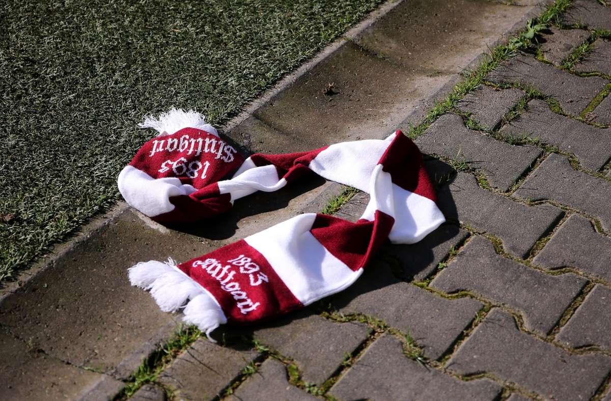 Sinnbild des historischen Nachmittags in Augsburg: Fans legten ihre Schals ab – und warfen sie entrüstet vor den Gästeblock.