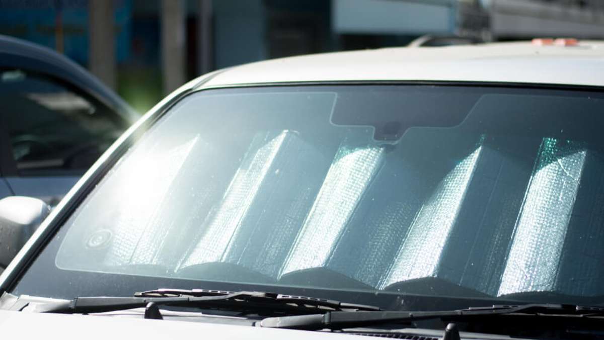 Sonnenschutz fürs Auto: So bleibt es im Auto bei Hitze kühl