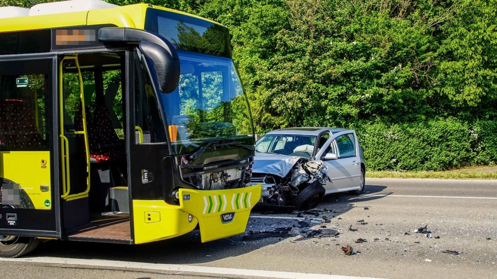  Bei einer Kollision zwischen einem VW Golf und einem Linienbus in Oberjettingen im Kreis Böblingen sind am Samstag sechs Menschen verletzt worden. Die Polizei sucht Zeugen. 