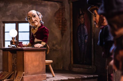 Den ganzen Zauber des Marionettentheaters bringt „Geister der Weihnacht“ ins Kino: Der hartherzige Scrooge in seinem Büro Foto: Universum