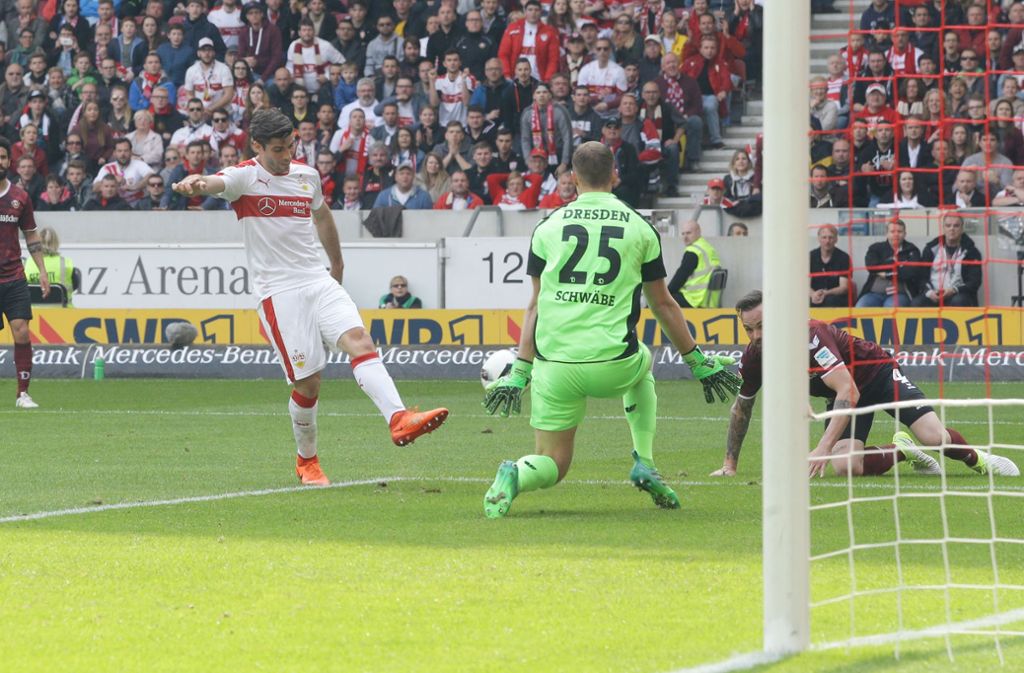 Nächstes Signal: Mit seinem Treffer zum 2:3 (75.) eröffnet VfB-Verteidiger Emiliano Insua endgültig den Sturmlauf in der Schlussphase.