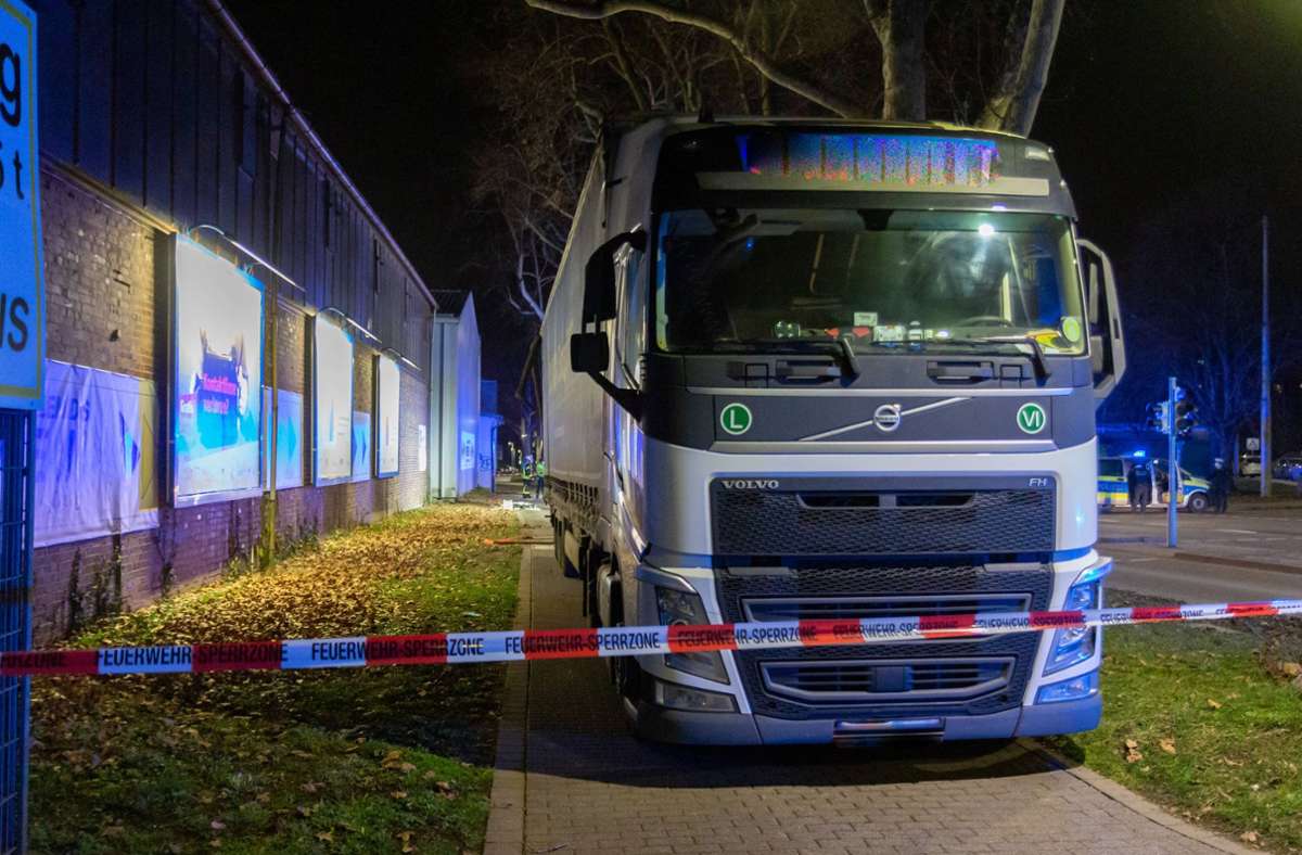 Ein offenbar alkoholisierter Lkw-Fahrer hat mit seinem Fahrzeug großen Schaden in Stuttgart angerichtet.