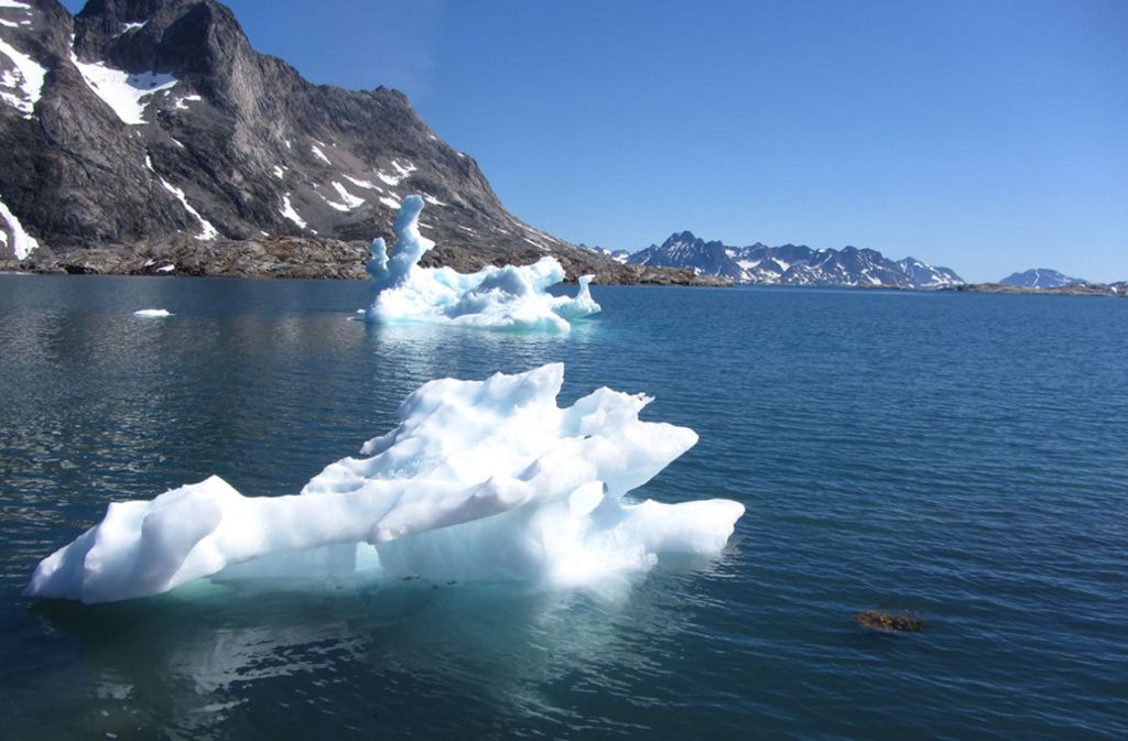 Eisschollen treiben vor Ammassalik, einer der zehn größten Nebeninseln Grönlands.