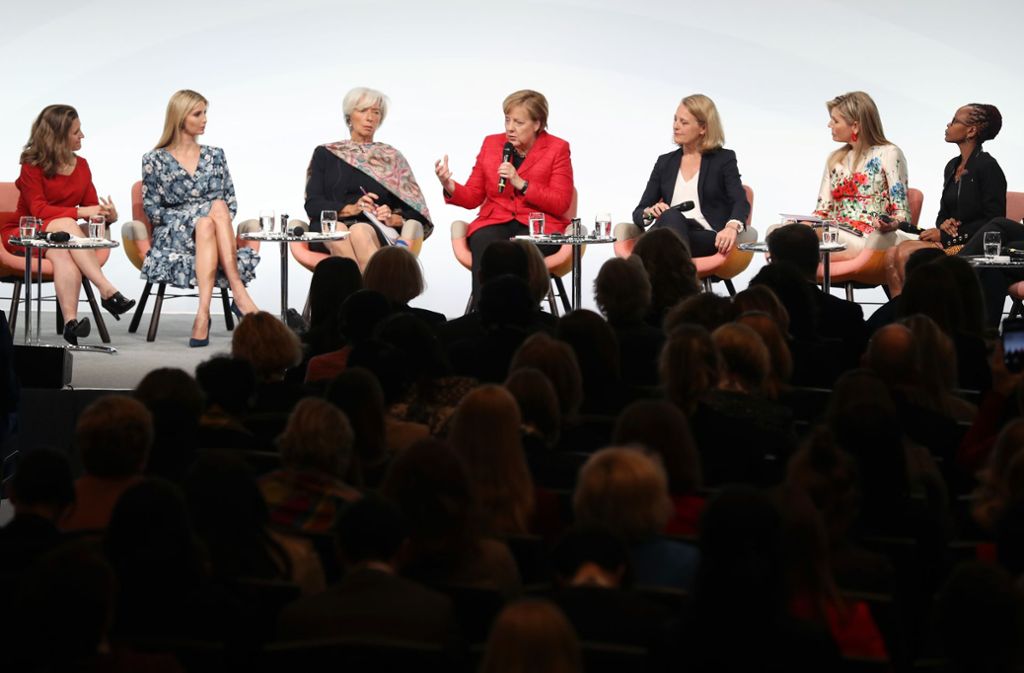 Bundeskanzlerin Angela Merkel (Mitte) spricht auf dem G20-Frauengipfel zum Publikum.