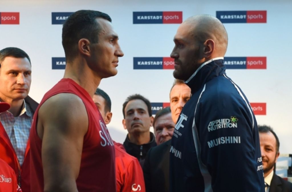 Klitschko (l.) kämpft am Samstag gegen Fury. Foto: AFP