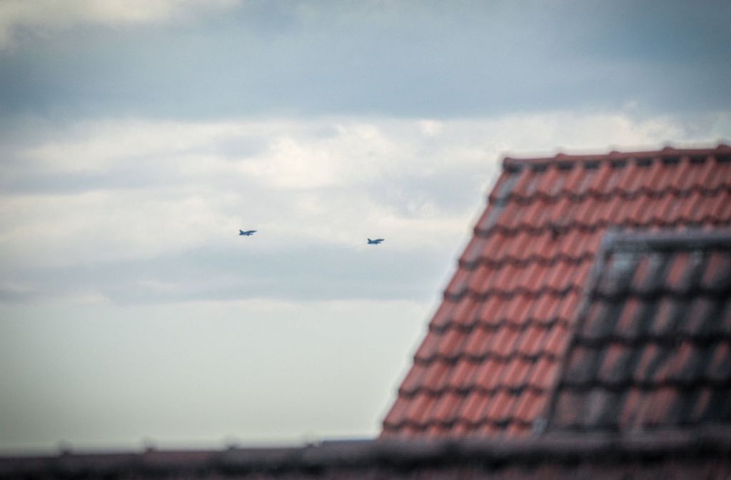Die zwei Kampfjets flogen eine Runde über Stuttgart.