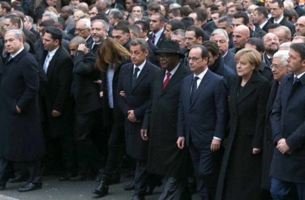 In Paris startet der Trauermarsch mit unzähligen Menschen und wie hier den Staatschefs vieler Länder.