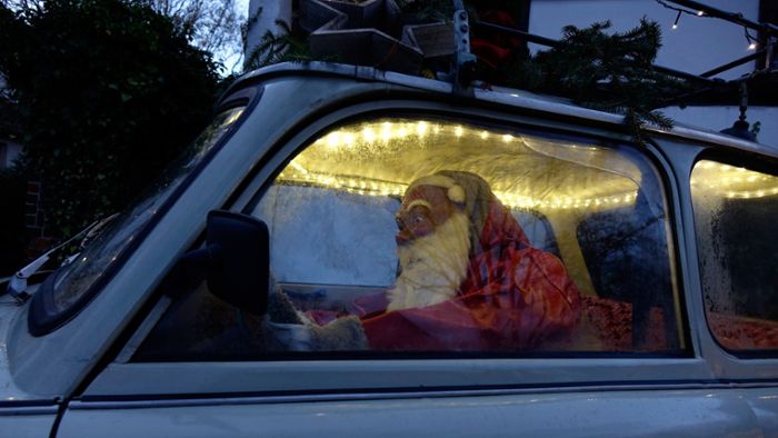 Betrunkener Weihnachtsmann fährt gegen Hausfassade