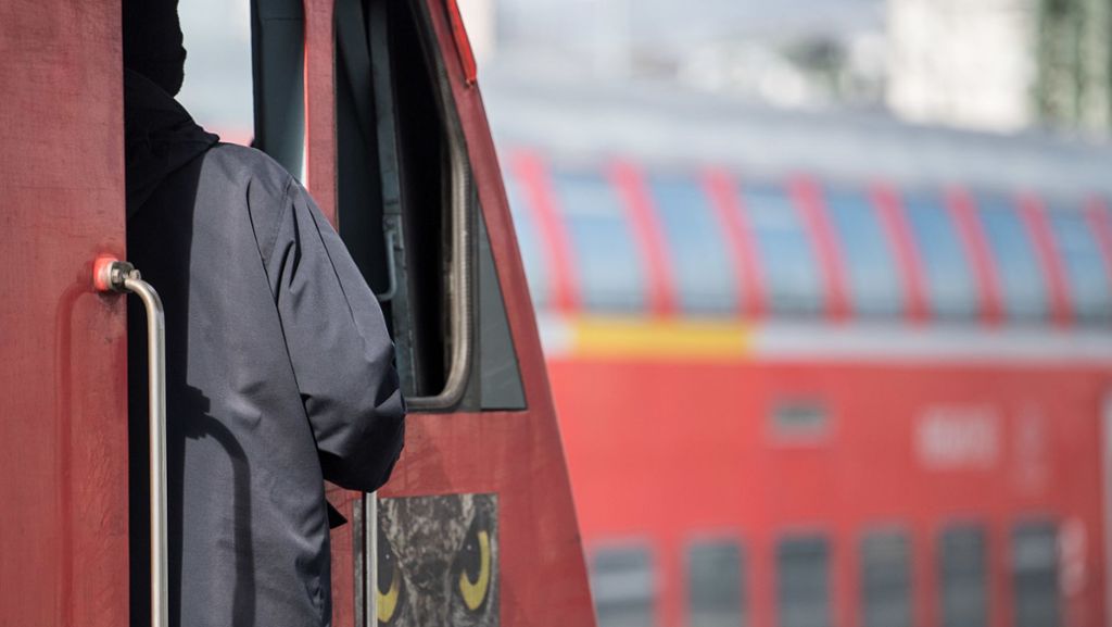  Verkehrsminister Winfried Hermann will Ersatz-Lokführer vorhalten, um Zugausfälle zu vermeiden. Der Terminplan für die Auftragsvergabe ist nun ins Wanken geraten. Zu den Gründen hüllt sich das Ministerium in Schweigen. 