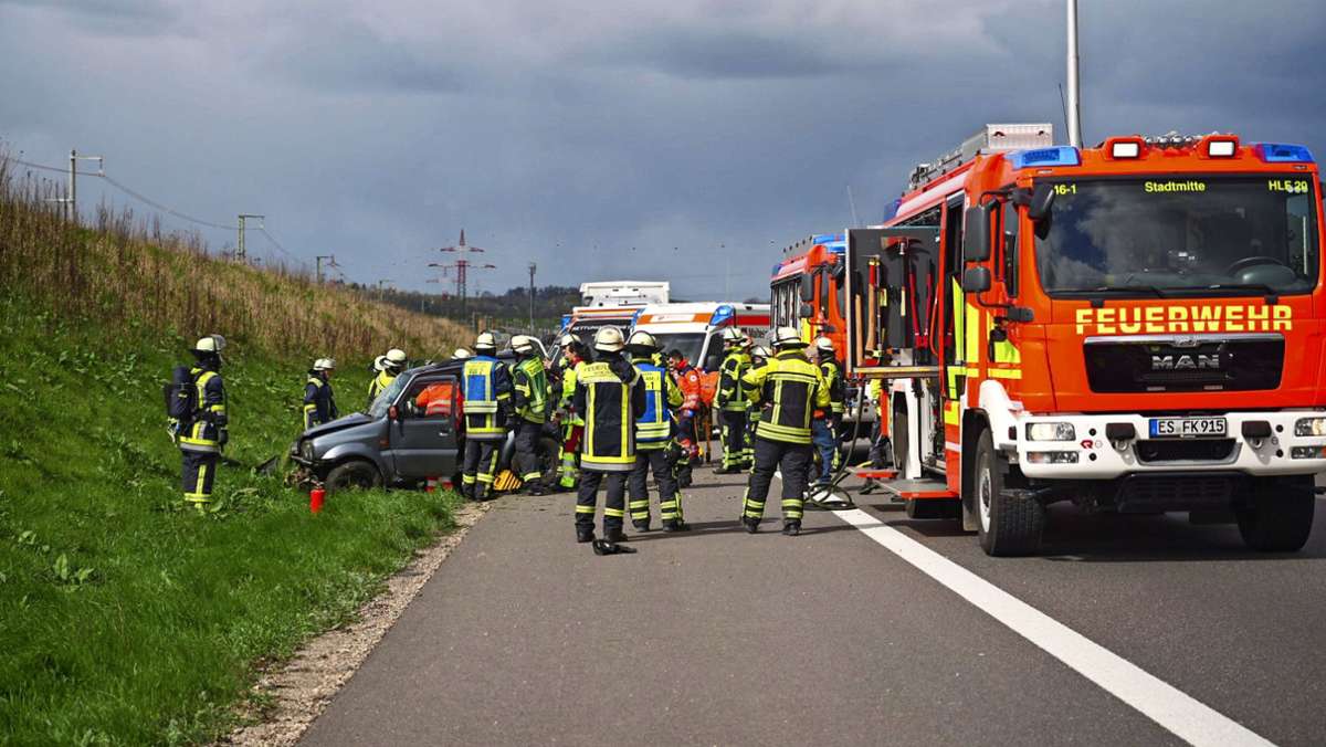Unfall  bei Kirchheim: Auto überschlägt sich auf A8 mehrfach – drei Verletze