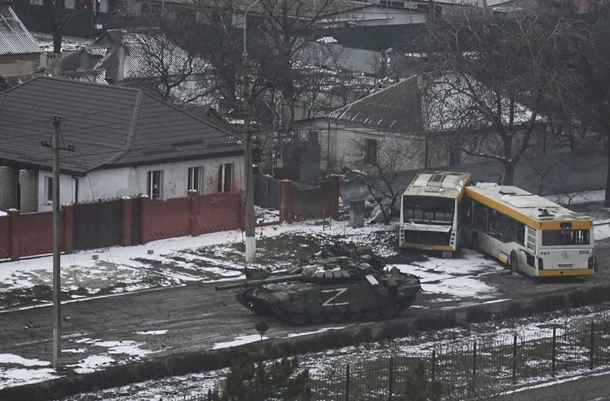 Panzer der russischen Armee fahren durch die Straßen am Stadtrand von Mariupol.
