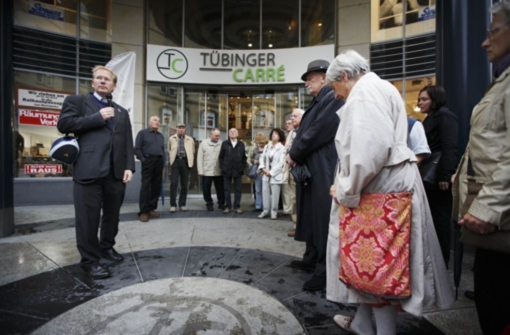 Nach dem Tagblattturm in der Eberhardstraße steuerte Turner gemeinsam mit seinen Spaziergängern die Tübinger Straße an.