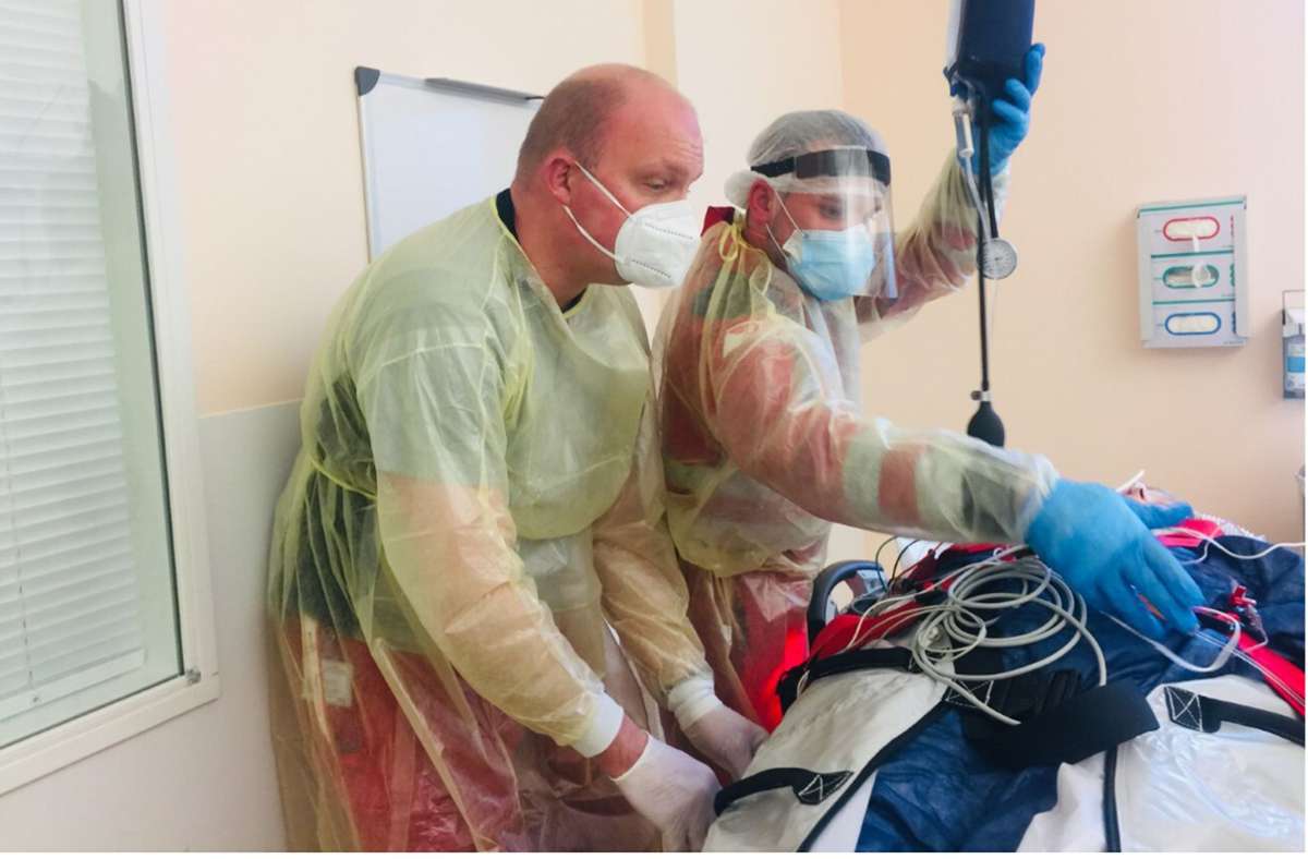 Notarzt Schumacher und Sanitäter Bierherr bereiten auf der Intensivstation eine Patientin auf ihre Verlegung vor.