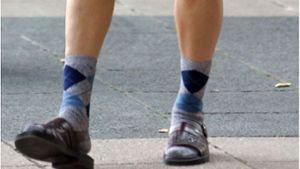 Männerbeine in Socken und Sandalen – Was halten Sie davon?