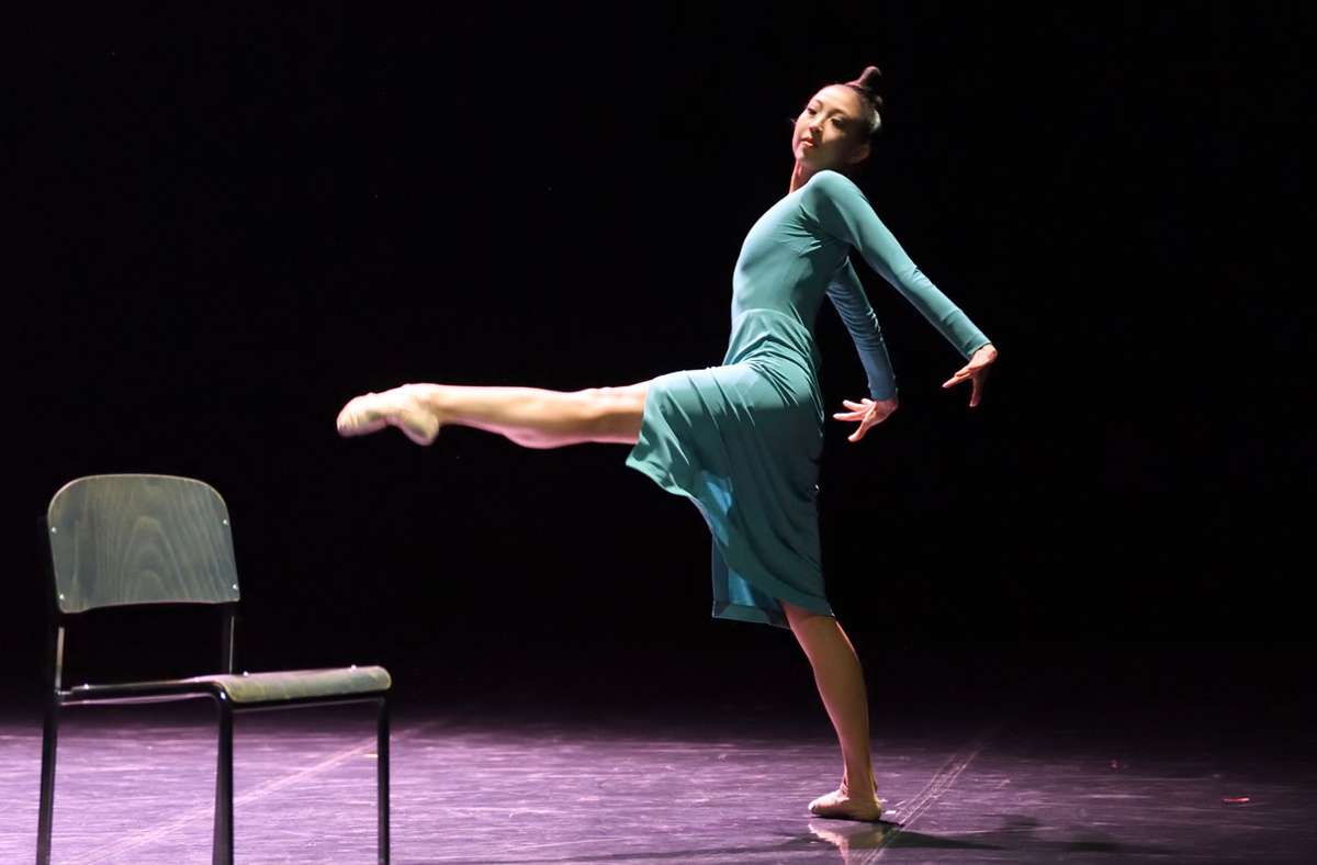 Allein zu Haus: Agnes Su eröffnet den Ballettabend „Response I“.