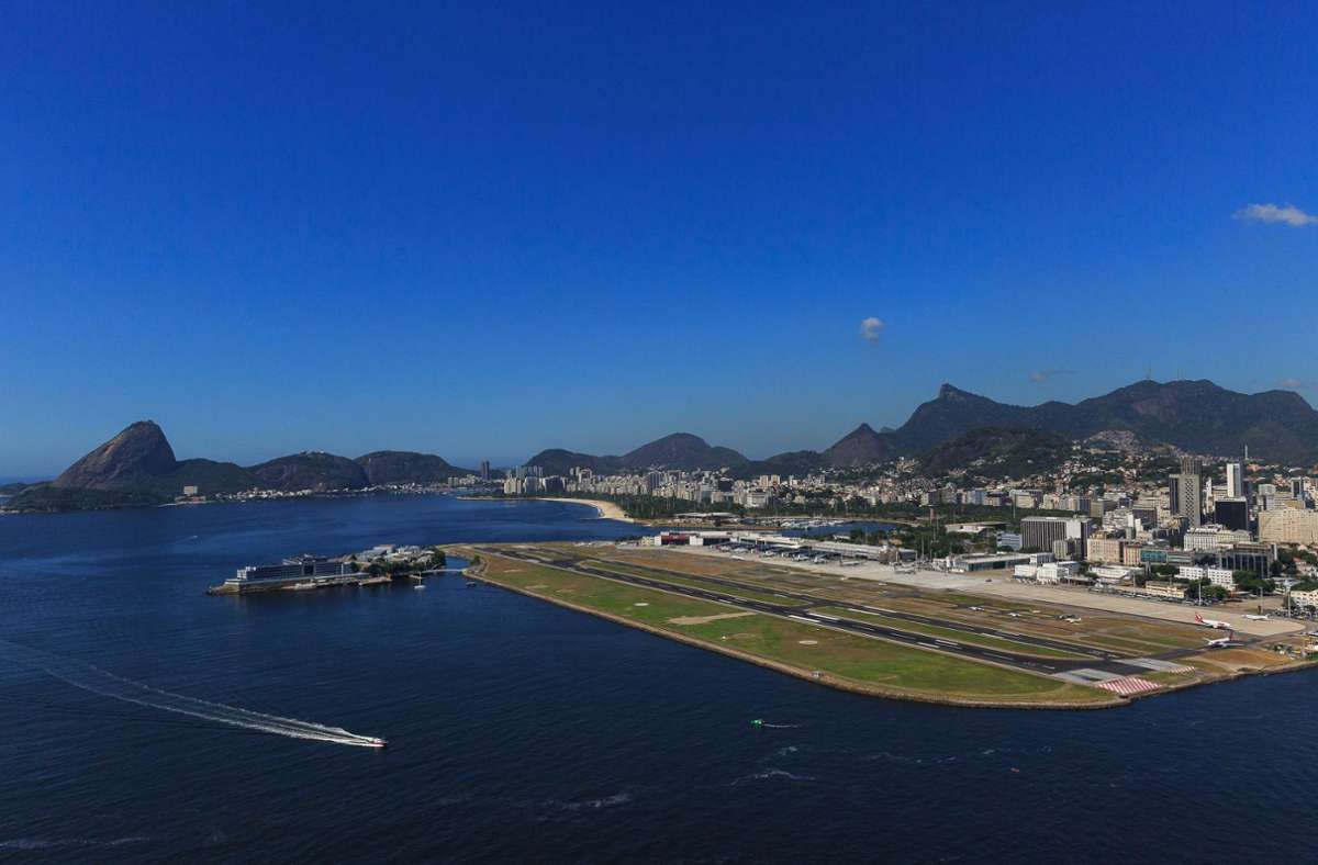 Aeroporto Santos Dumont: Es gibt zwei Haupteinflugschneisen nach Rio de Janeiro: Entweder fliegt man sehr nahe am Zuckerhut vorbei oder am Corcovado und danach immer sehr dicht über dem Meer.