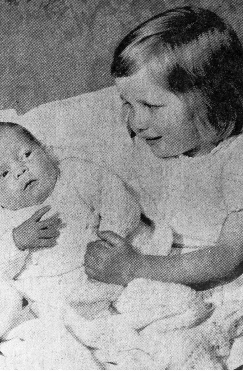 Prinzessin Diana mit ihrem kleinen Bruder Charles – auch zu Lilis verstorbener anderer Großmutter gibt es optische Gemeinsamkeiten.