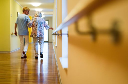 In der Altenpflege sind die Fehltage aufgrund psychischer Erkrankungen besonders hoch. Foto: dpa/Christoph Schmidt