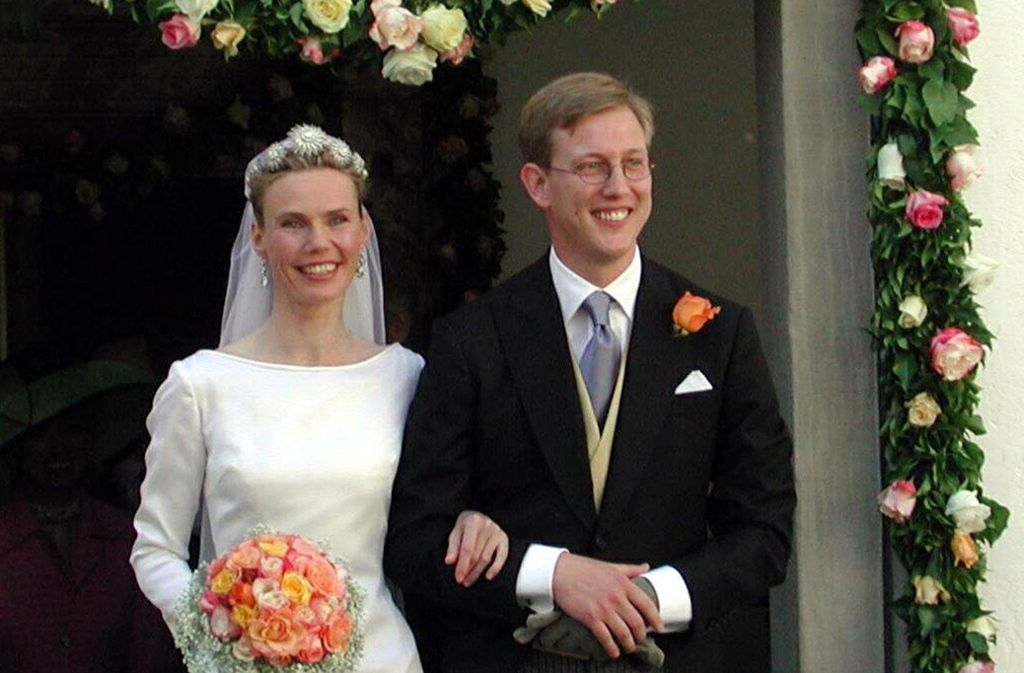 Verheiratet ist er seit 2001 mit einer Bürgerlichen: Stephanie Kaul, Werbekauffrau aus Hamburg.