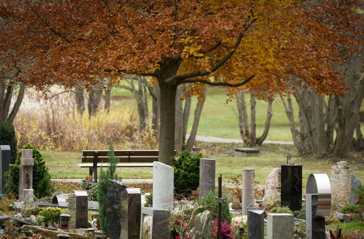 Neuer Friedhof Kornwestheim: Als Synonym für Friedhof wird immer wieder einmal der Begriff Gottesacker verwendet. Das Wort stammt aus dem Mittelhochdeutschen und bedeutet wörtlich „Gottes geweihter Acker“.