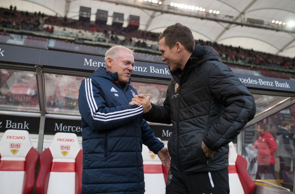 Hannes Wolf begrüßt den Co-Trainer von Bayern, Hermann Gerland.