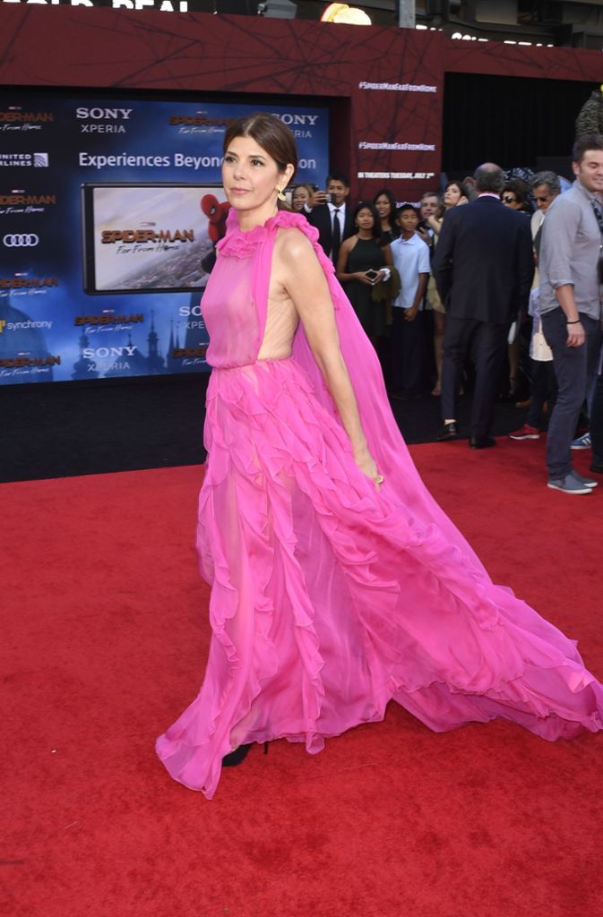 Marisa Tomei erscheint gar nicht wie ihre Rolle Tante May in einem transparenten Hauch in Pink.
