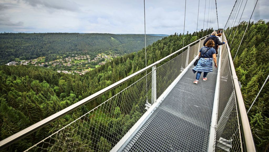  Bad Wildbad hat seit eineinhalb Jahren eine Hängebrücke. Doch es droht Konkurrenz: Mehrere Orte im Schwarzwald wollen dem Beispiel folgen. 
