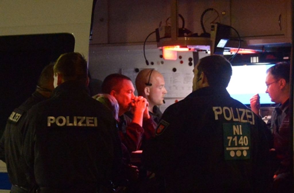 Polizisten in einem Einsatzfahrzeug vor dem Spiel in Hannover.