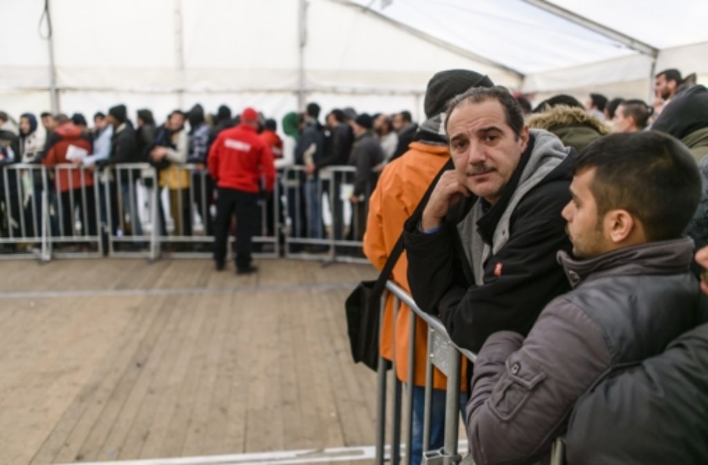 Flüchtlinge warten am Landesamt für Gesundheit und Soziales (Lageso) in Berlin. Der Begriff „Flüchtlinge“ ist das Wort des Jahres 2015.