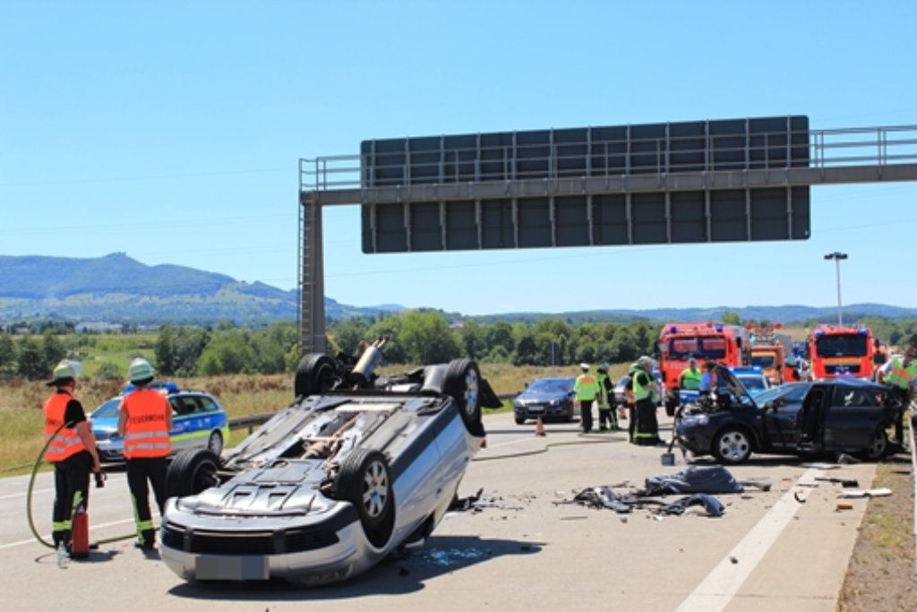 Auf der A8 bei Aichelberg fährt ein Mercedes am Donnerstagmittag in eine Unfallstelle. Dabei sterben zwei Menschen.