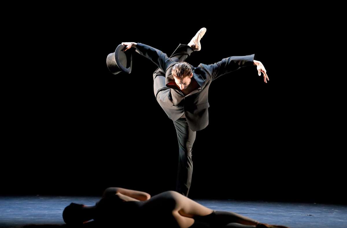 Mit Hut: Als düsteres Nachtstück beginnt das neue Ballett von Aurora de Mori. Im Bild ist Martino Semenzato.