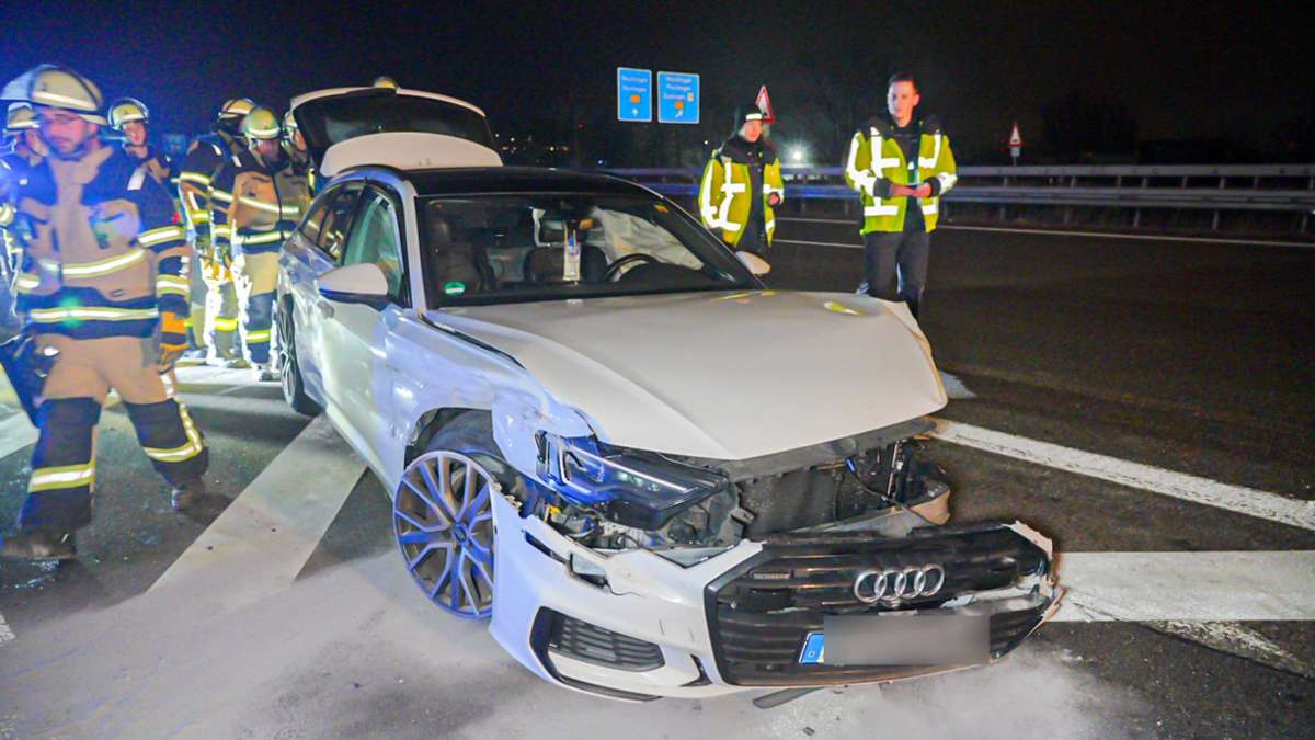 Unfall auf A 8 bei Wendlingen: Beim Überholen aufgefahren: Audifahrer verletzt