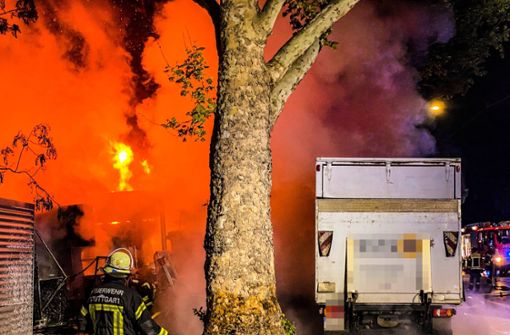 Drei Lastwagen wurden in der Nacht auf Samstag in Stuttgart in Brand gesetzt. Foto: 7aktuell.de/ Alexander Hald