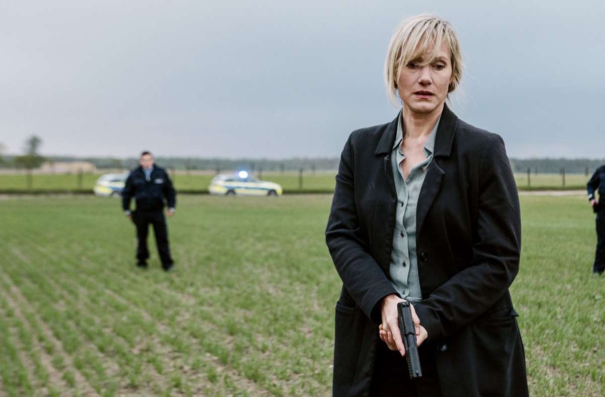 Kommissarin Martina Bönisch (Anna Schudt) mit Streifenbeamten bei einer Verfolgung auf einem Feld.