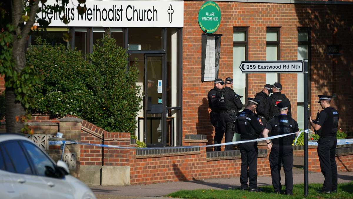  In Großbritannien ist ein Abgeordneter nach einem Messerangriff ums Leben gekommen. Die britische Polizei nahm einen 25 Jahre alten Mann fest. 