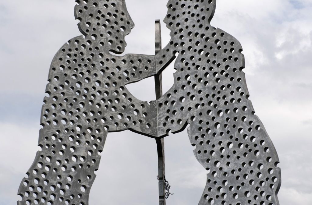 Ein Rad hängt an der Skulptur „Molecule Man“. Warum, weiß keiner so recht.