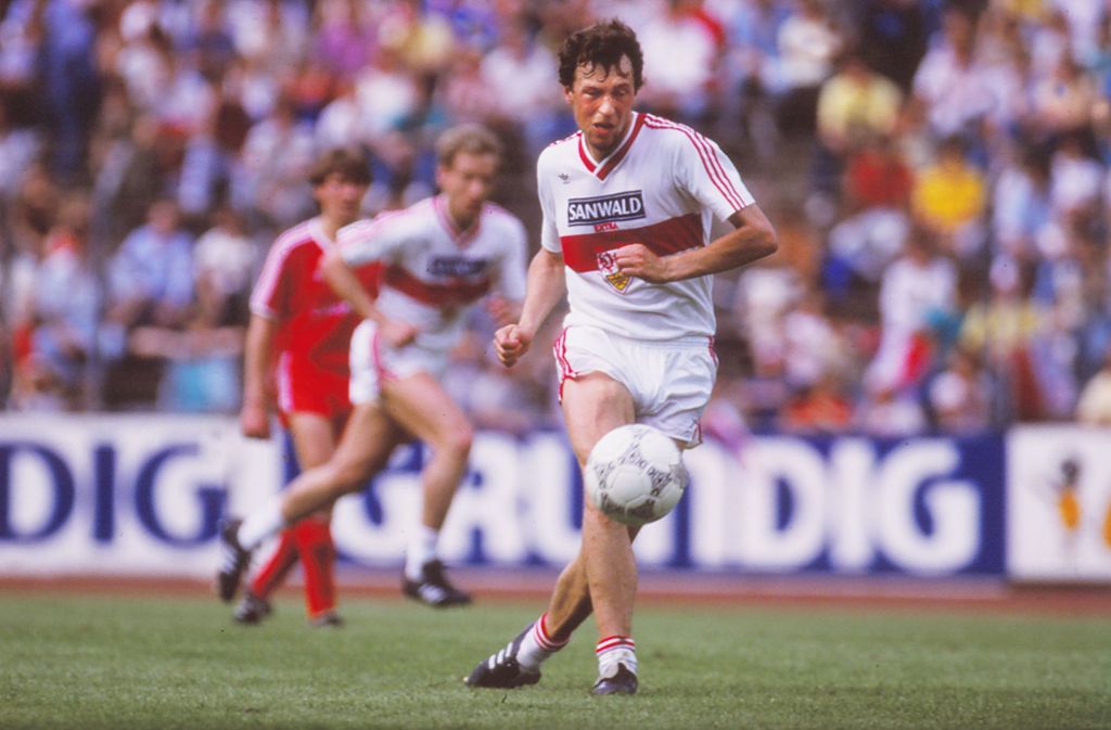 Der VfB-Rekordtorschütze Karl Allgöwer, 1984 mit dem VfB Meister, hat natürlich auch einen Stammplatz sicher (5213 Stimmen).