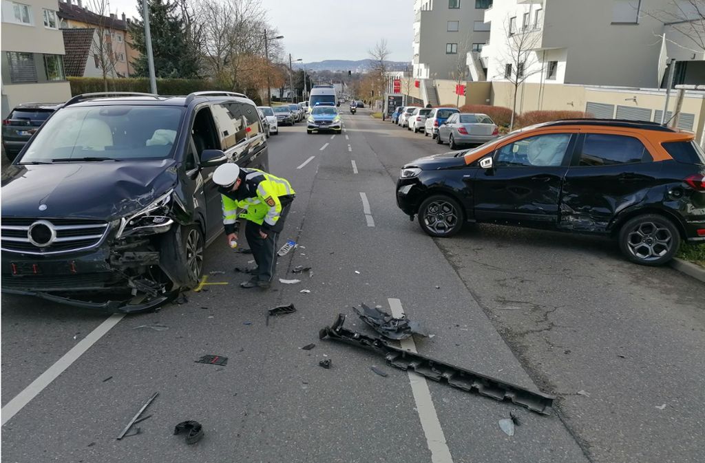 An dem Unfall in der Schmidener Straße waren zwei Autos beteiligt.