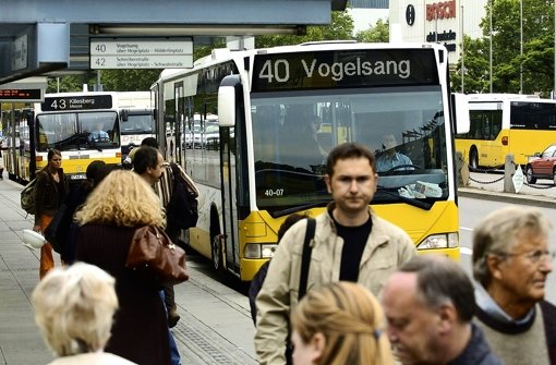 Busse gegen Taxen, Taxen gegen Falschparker – vor dem Bahnhof drängen schlicht zu viele Autos auf zu wenig Platz. Foto: dpa
