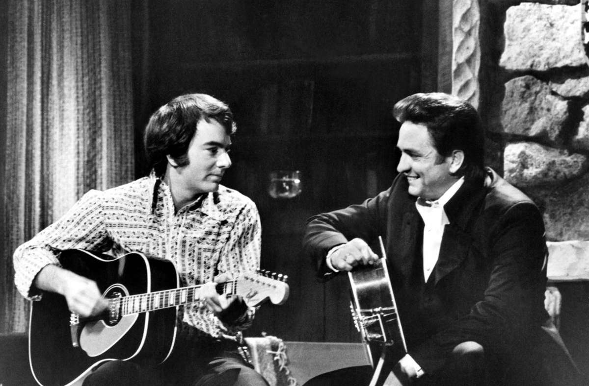Neil Diamond 1970 im Fernsehen mit dem Gastgeber der „Johnny Cash Show“. Cash coverte später Diamonds Song „Solitary Man“.