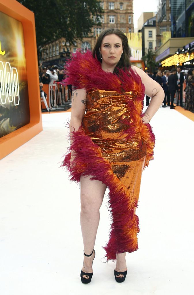 Schauspielerin Lena Dunham ließ sich in einem auffälligen Kleid ablichten.