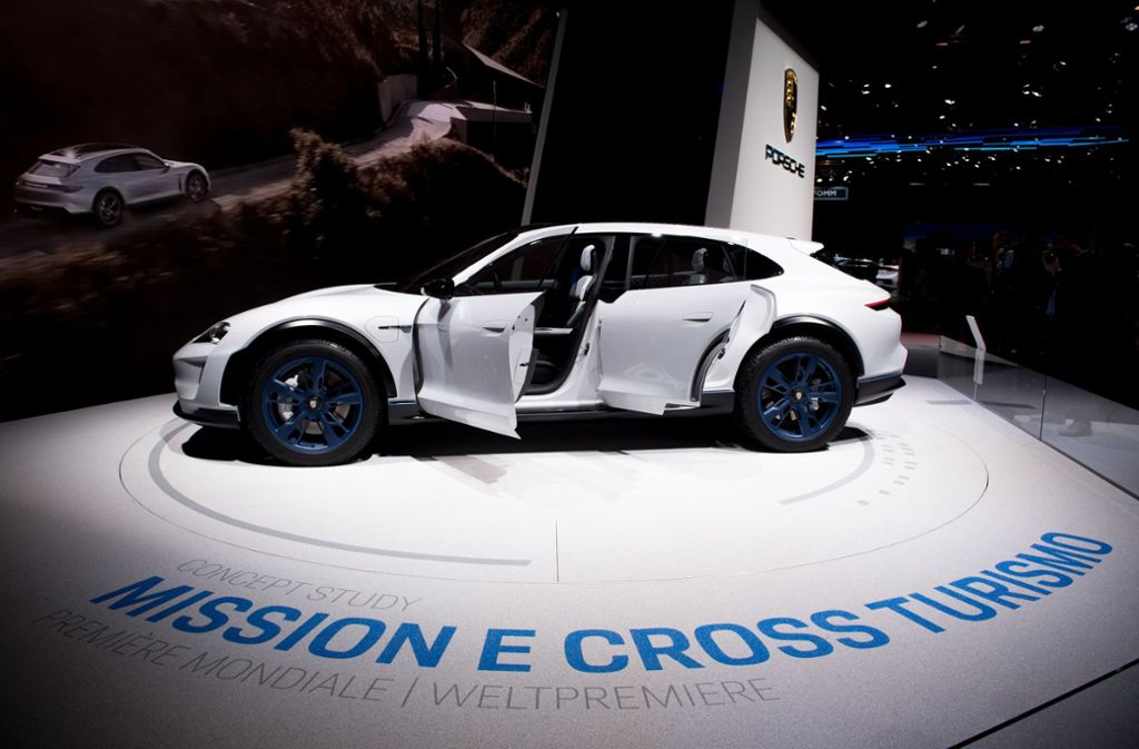 Porsche nutzt die Bühne in Genf auch für die Präsentation seines Mission E Cross Turismo.