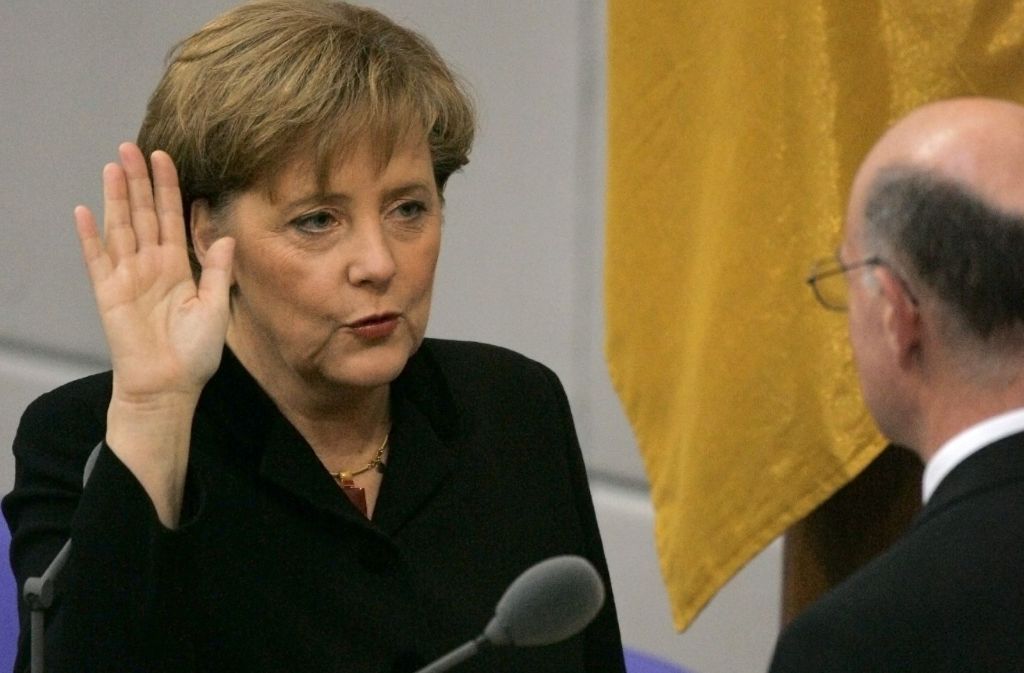 Bei der Bundestagswahl 2009 wird Merkel im Amt bestätigt. Im Bundestag erhält sie 373 von 612 abgegebenen Stimmen. Dieses Foto zeigt Merkel, wie sie vor Bundespräsident Nobert Lammert den Eid für ihre zweite Amtszeit ablegt.