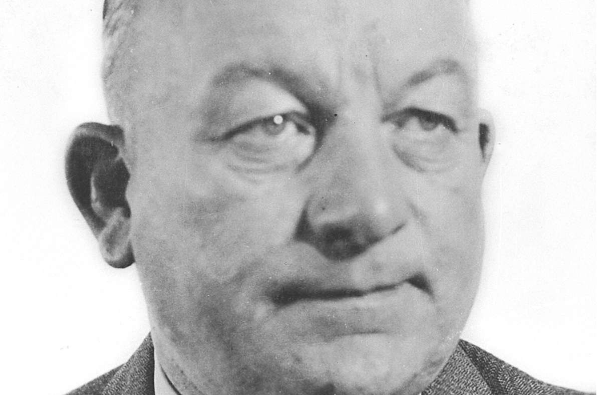 Ende April 1945 wird Karl Weber zum Chef der Stuttgarter Polizei zu ernannt. Weber war schon vor 1933 Kriminalkommissar und arbeitete während der Nazidiktatur als Privatdetektiv.