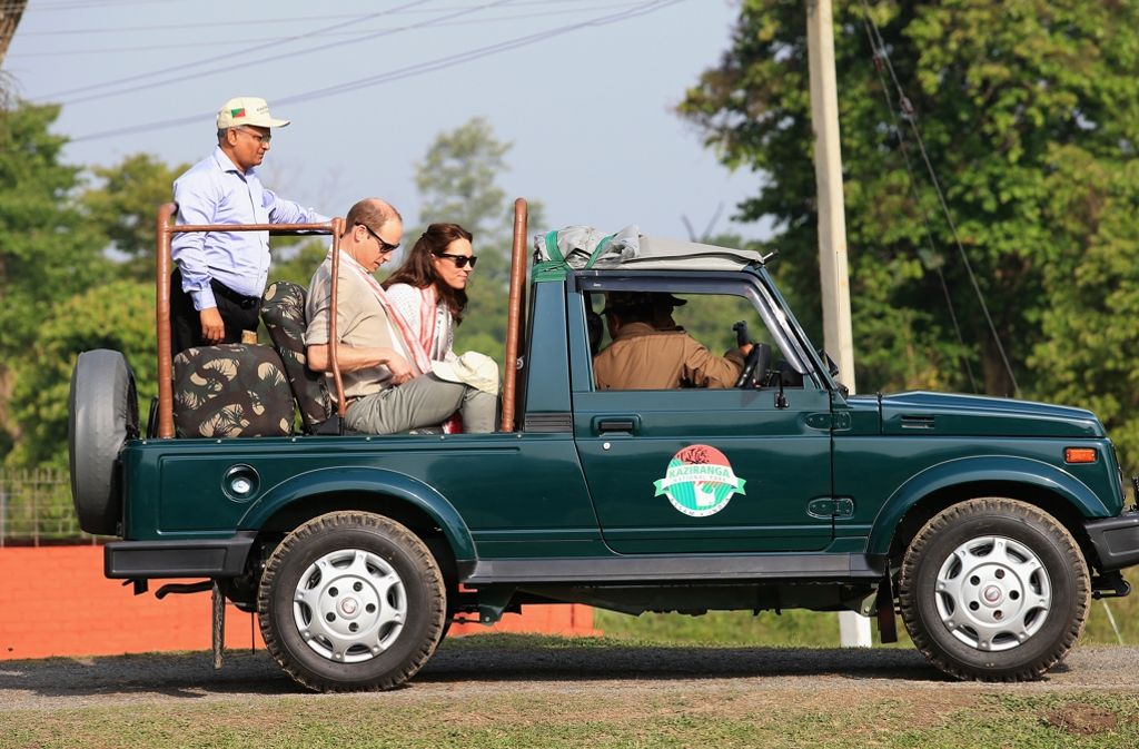 Während der mehrstündigen Tour in einem offenen Jeep folgten der Herzog und die Herzogin von Cambridge Wildpfaden und durchquerten Wälder und Grasflächen.