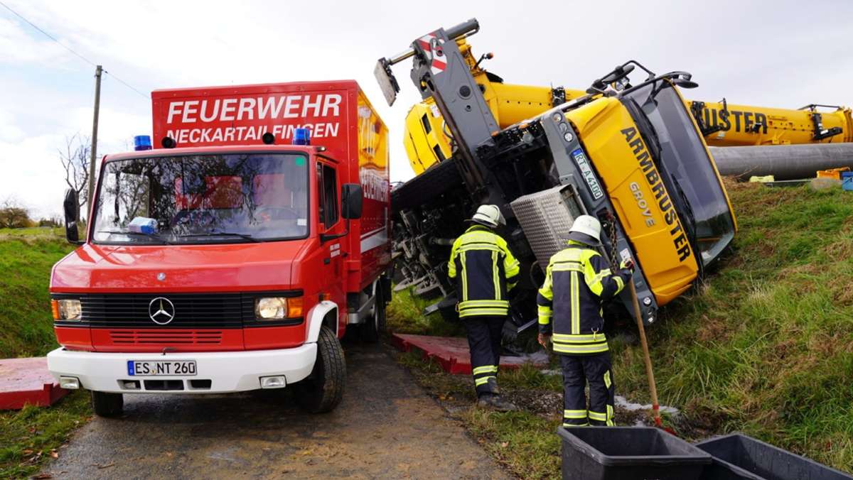 Ein Kran ist am Dienstagmittag in Schlaitdorf (Kreis Esslingen) umgestürzt. Der Kranführer wurde durch den Sturz in dem Fahrzeug eingeklemmt und verletzt.